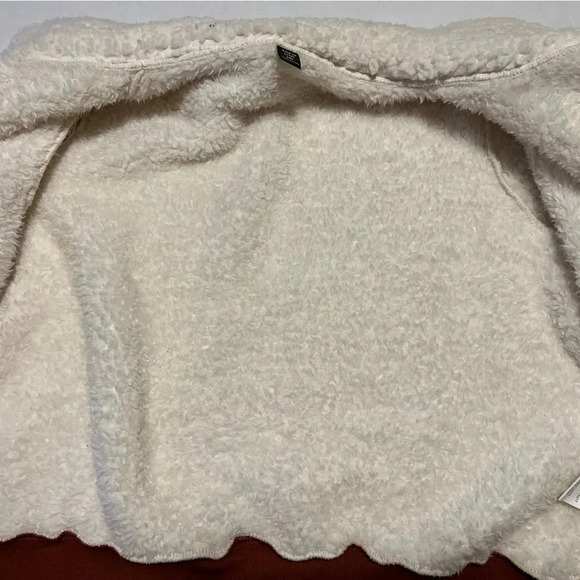 Women zip up white and brown teddy, cozy long sleeve for casual comfort. - Picture 4 of 7